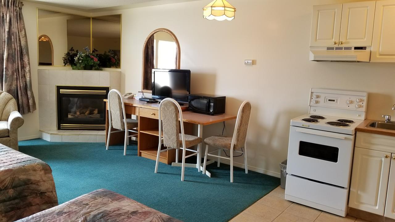 Western Budget Motel Cold Lake Екстер'єр фото