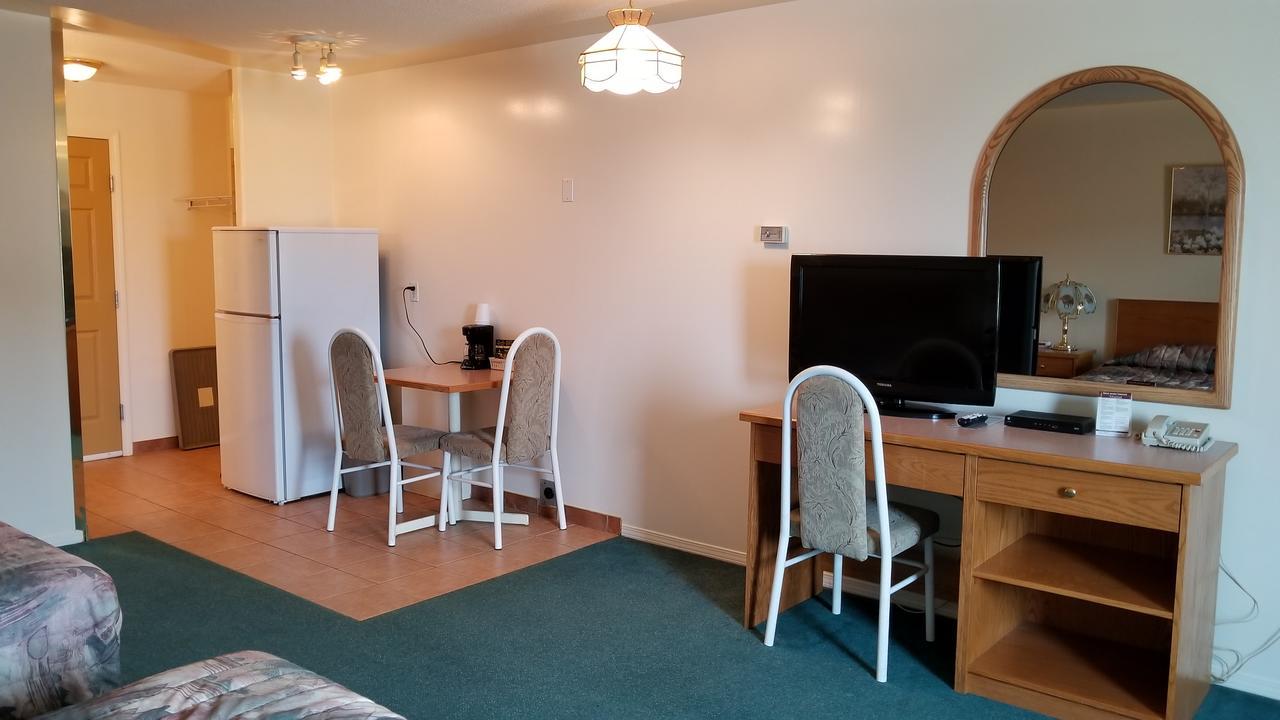 Western Budget Motel Cold Lake Екстер'єр фото